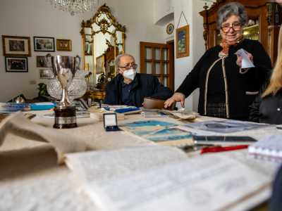 Una volta entrati nell�abitazione della donna, nel centro storico cittadino, veniamo accolti da vecchie immagini, cartoline, ritagli di giornale e libri...